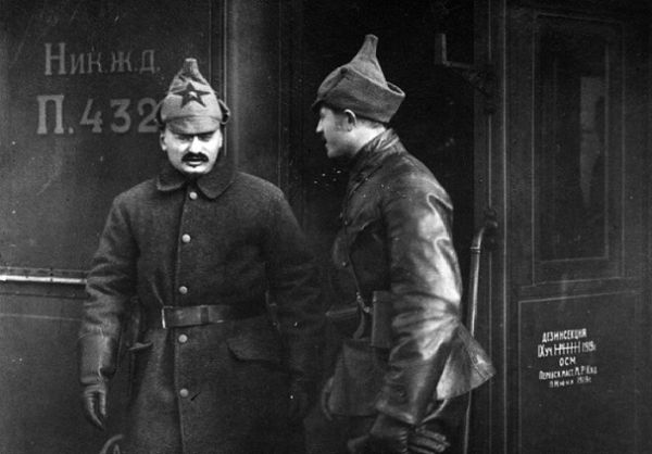 Почему форма у телохранителей Троцкого была полностью красной